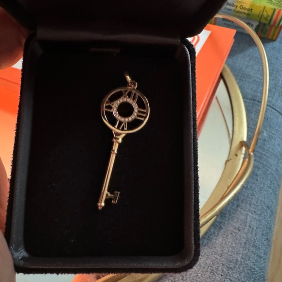 Tiffany & Co. Rose Gold 18k | Atlas Key pendant | New | Only worn once - Picture 3 of 6